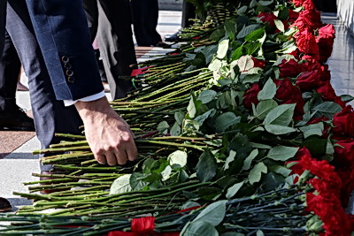 Торжественная церемония возложения цветов прошла у стелы \"Минск - город-герой\"