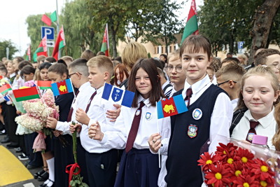 После реконструкции распахнула двери школа №1 в Лунинце