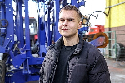 Осознанный выбор профессии. 18-летняя девушка за штурвалом трактора