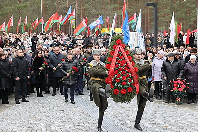 \"Каждый камень, каждый метр земли пропитан страданием\". В Озаричах почтили память жертв лагеря смерти