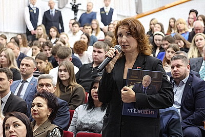 \"Мы учились в одно время\". Книгу \"Наш Президент\" презентовали в альма-матер Лукашенко
