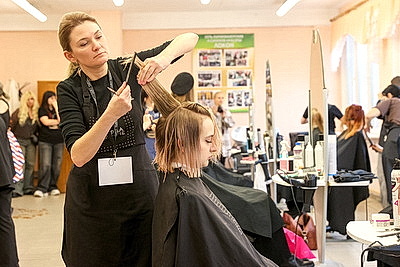 \"Золотые ножницы\" в деле. Более 20 парикмахеров сражаются за победу на конкурсе в Гомеле