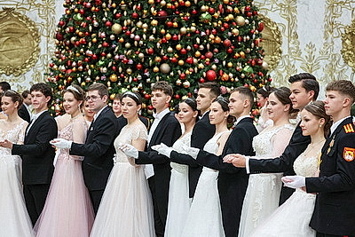 Вальс, кадриль и полонез. Дворец Независимости собрал участников красочного новогоднего бала