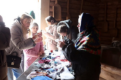 Сжигали Марену, танцевали \"Лявониху\", залезали на столб. Как под Минском завершили Масленичную неделю