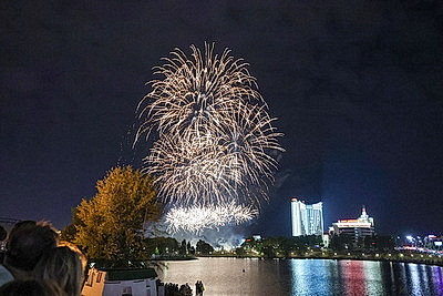 Праздничный фейерверк раскрасил небо в Минске в День города
