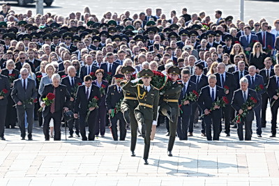 Торжественная церемония возложения цветов прошла у стелы \"Минск - город-герой\"