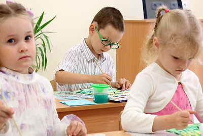 Патриотический клуб, физкультура, музыка, рисование. В Первомайском районе Минска открыли новый детсад