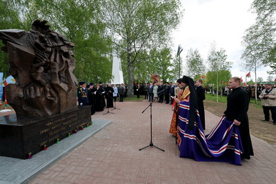 Памятный знак жертвам геноцида белорусского народа \"Древо жизни\" открыли в Витебске