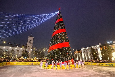 Огни зажгли на главной елке Бреста