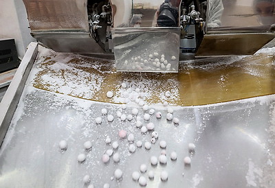 Единственное в Беларуси производство. Как в Глубоком изготавливают клюкву в сахарной пудре?