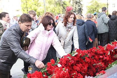 Память живет в сердцах! Народное возложение проходит на Площади Победы