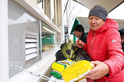 \"Продуктов вдоволь, заказы - в тетрадке\". Как автолавка делает жизнь на селе более комфортной