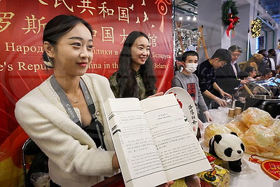 Добро, мир и рождественские подарки. Супруги послов провели предновогоднюю благотворительную ярмарку