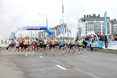 Около 1800 участников из шести стран вышли на старт полумарафона One Run в Минске