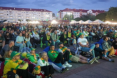 Тысячи людей смотрели матч плей-офф Лиги конференций УЕФА в центре Гродно