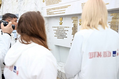 Участники медиатура \"Дорогами Победы\" презентовали Музею истории ВОВ копию уникального плаката