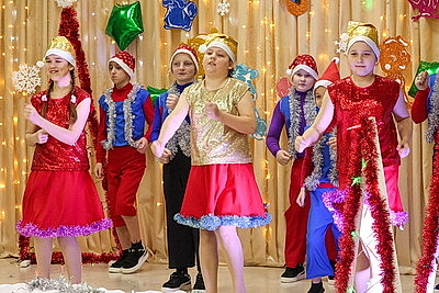 \"Место чудес\". Театрализованный новогодний праздник устроили в Белыничской школе-интернате