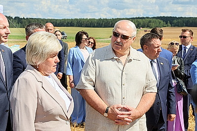 Лукашенко в полях инспектирует ход уборочной кампании