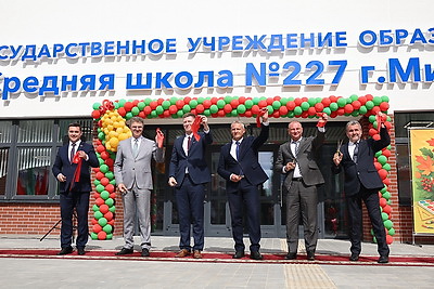 Железнодорожный класс и шикарная спортивная база. Новую школу открыли в Минске