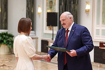 Лукашенко - выпускникам вузов: мир огромен, а Беларусь у нас одна