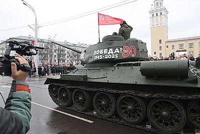 Памятник Рокоссовскому, парад военной техники. В Гомеле почтили память героев-освободителей