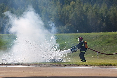 В Национальном аэропорту Минск прошло учение по тушению пожара и спасению людей