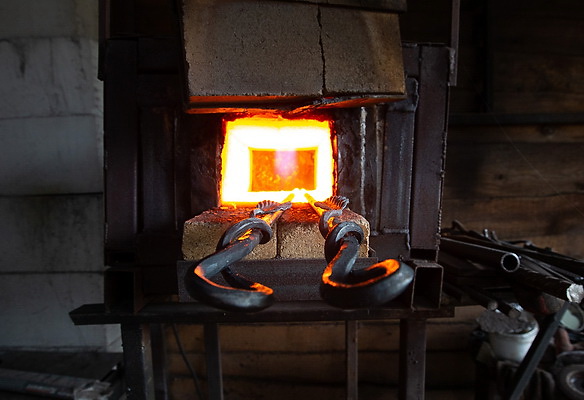 Возродил старинное ремесло. Белорус открыл семейную кузницу