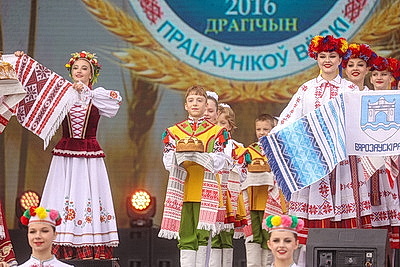 Памятник креветке, выставка караваев и подворий. В Белоозерске проходят \"Дажынкі-2025\"