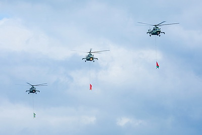 Летчики Беларуси и России провели в Минске тренировку воздушной части военного парада