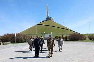 Придать мемориалу новый облик. Турчин провел субботник на Кургане Славы