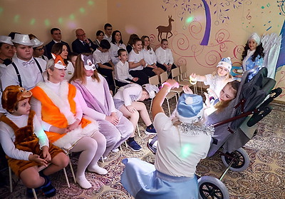 Воспитанники центра коррекционно-развивающего обучения в Гомеле принимали подарки в ходе акции \"Наши дети\"