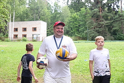 Спорт для сильных духом. С тренером хоккейного клуба \"Динамо Джуниверс\" встретились воспитанники лагеря \"Оптимист\"