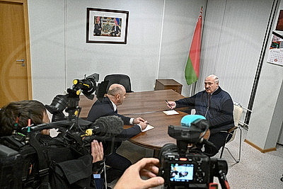 Лукашенко накануне переговоров с Путиным заслушал доклад посла по сотрудничеству с Россией