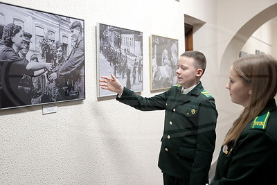 История в фотографиях и пронзающем слове. В Брестской крепости открыли две выставки к юбилею Победы