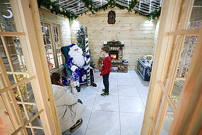 Деревушка Деда Мороза в \"Первом торговом\" принимает гостей