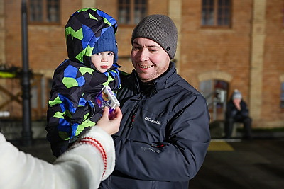 С хороводами, подарками и белорусскими песнями. В комплексе \"Лошицкий\" прошли первые новогодние гуляния