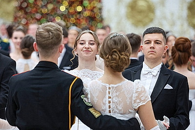 Вальс, кадриль и полонез. Дворец Независимости собрал участников красочного новогоднего бала