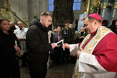 Символ мира, любви и религиозного единства. В Гродно прибыл Вифлеемский огонь