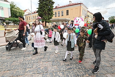 Танки, трактор и мини-кондитерская. Яркий парад-шествие детских колясок прошел в Гродно
