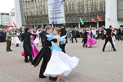 Последний звонок прозвенел для 1,7 тыс. выпускников на республиканском празднике в Гомеле
