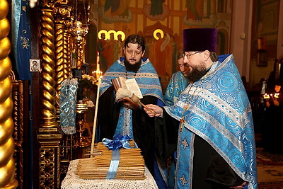 Православные верующие празднуют Сретение Господне
