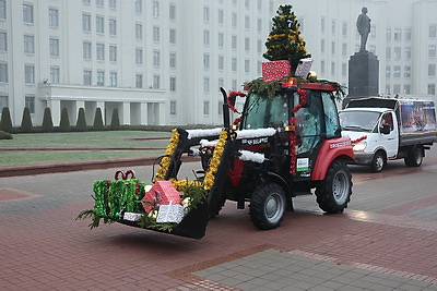 Новогодний автопарад и открытие резиденции Деда Мороза. В Могилеве дали старт праздничным мероприятиям