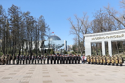 \"Выстрел памяти\" прозвучал у стелы \"Минск - город-герой\"