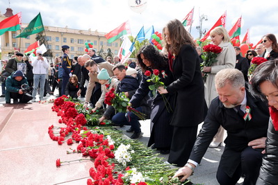\"Беларусь помнит\": торжественная церемония возложения цветов проходит на площади Победы