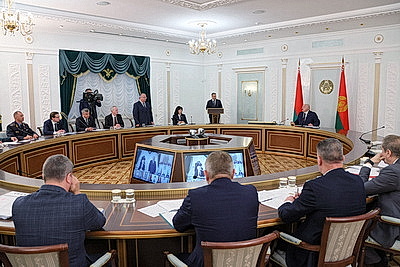 Лукашенко проводит селекторное совещание по уборочной кампании