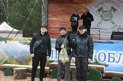 Невероятная атмосфера. Четвертый чемпионат по колке дров среди СМИ проходит в Минском районе