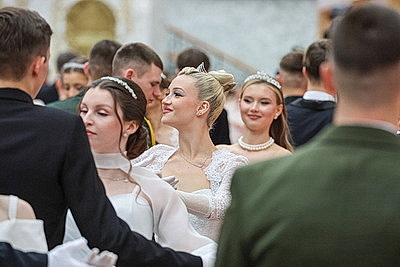 Вальс, кадриль и полонез. Дворец Независимости собрал участников красочного новогоднего бала