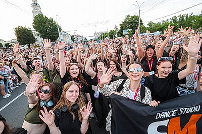 Красочное шествие по улицам Витебска провели участники феста \"На семи ветрах\"