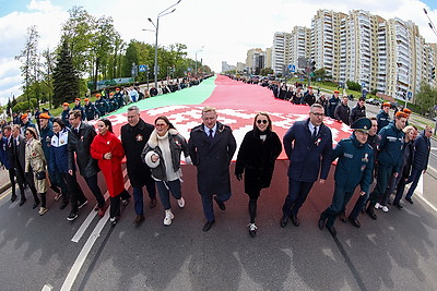 500 м длиной и 9 м шириной. В Минске пронесли самый большой флаг Беларуси
