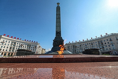 Премьер-министр Танзании возложил венок к монументу Победы в Минске